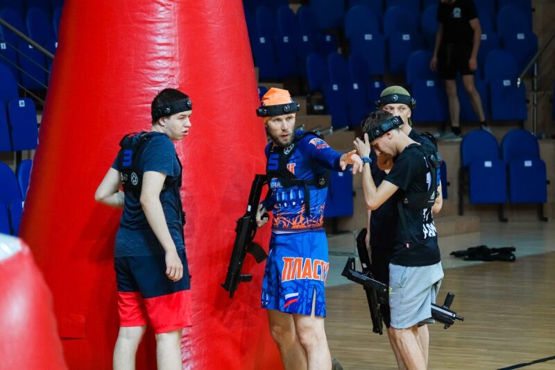 Команда LASERWAR обсуждает тактику у красного гигантского укрытия.